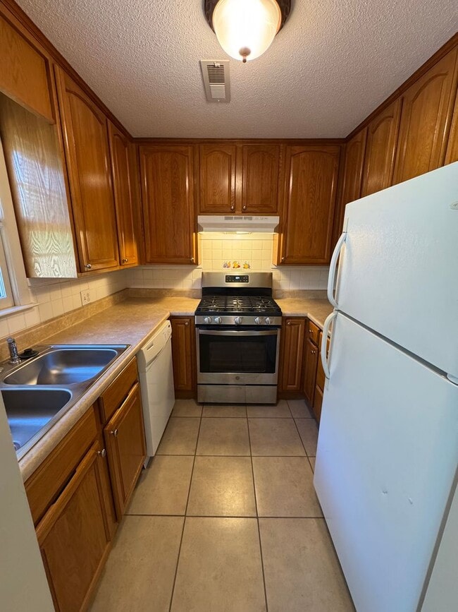 Building Photo - Spacious 2 Bed, 1.5 Bath Apartment in Prim...
