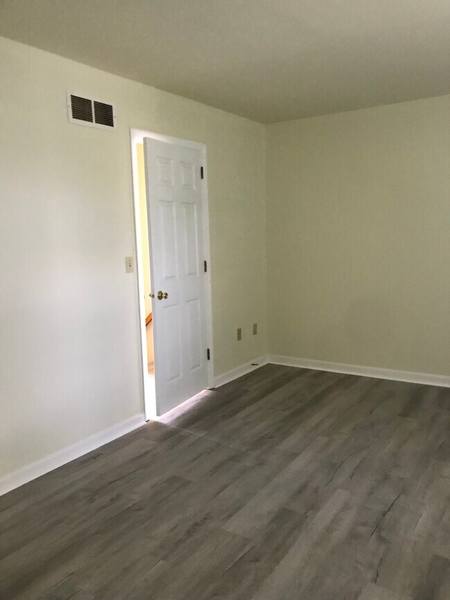 Building Photo - 1111 Cambridge Ct