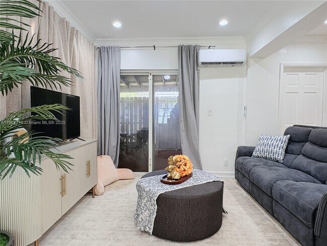 Building Photo - 1726 Thomas St