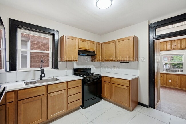 Building Photo - 5055 Lindenwood Ave