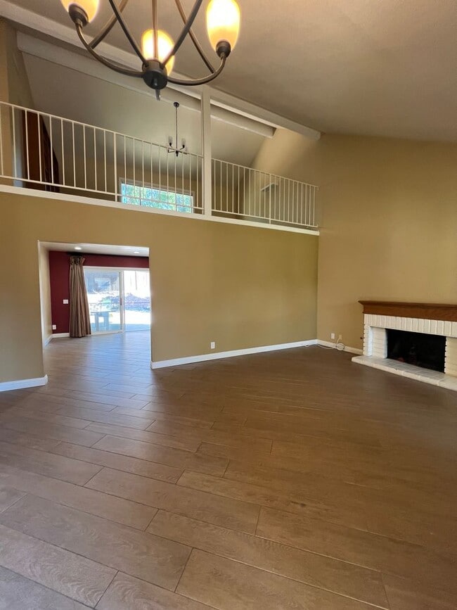 Building Photo - Lake Forest House with 4 bed 2 bath plus loft
