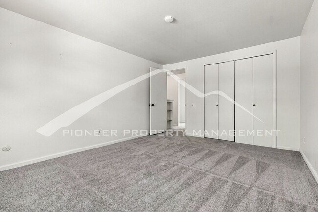Building Photo - Single Family Home with 2 Car Garage and Central Air!