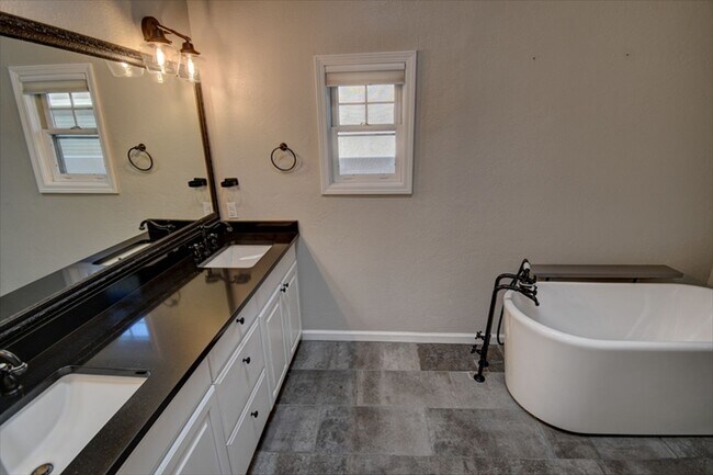 Building Photo - 9651 Village Green Dr NE