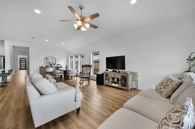 Building Photo - 31243 Riley Hts Dr