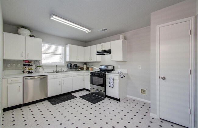 Building Photo - 12803 Rockford Dr