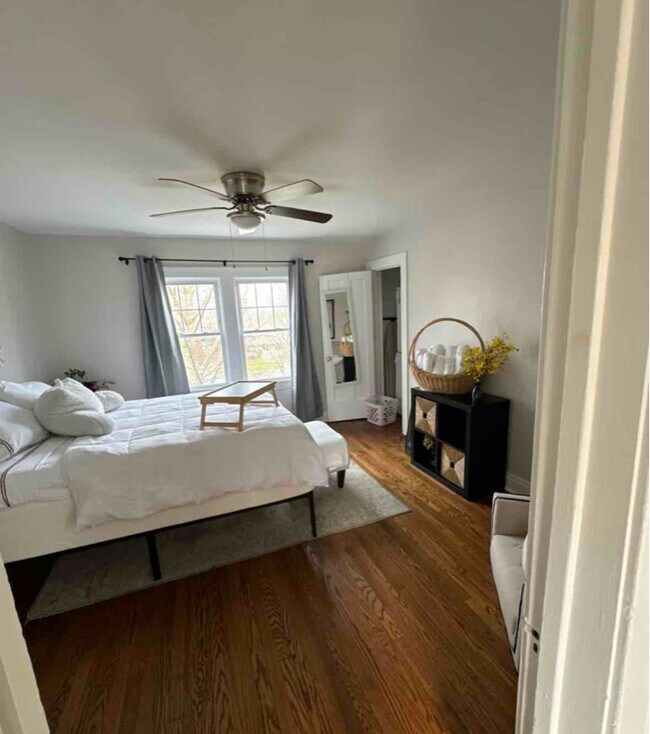 Building Photo - 161 E North Ave