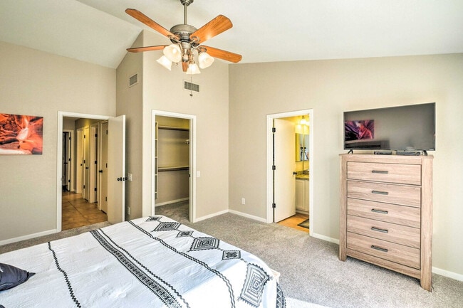 Building Photo - 4401 E Stanford Ave