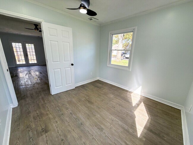 Building Photo - Stunning Full Remodel! 3BR/2BA Home with F...