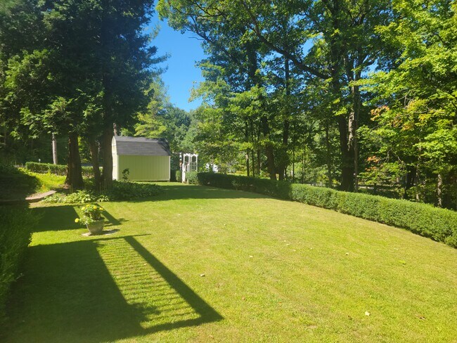 Building Photo - 9976 Edgewood Ave