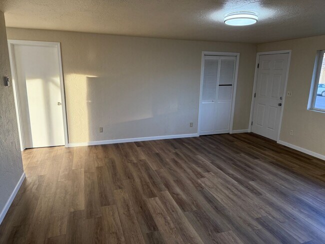 Building Photo - Updated 3 bedroom 1 bathroom house!