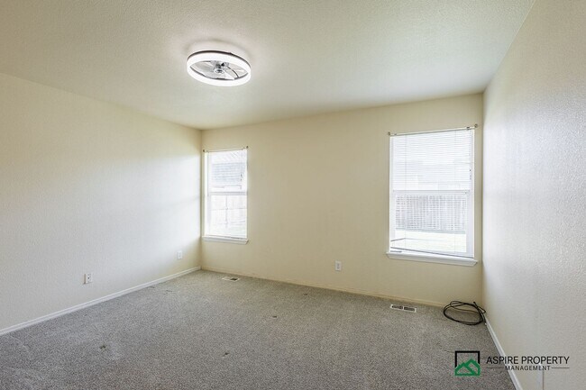 Building Photo - 3 bed 2 bath home