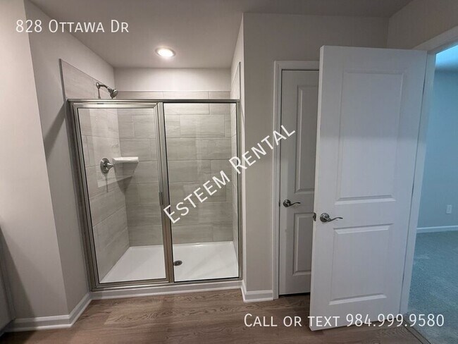 Building Photo - 828 Ottawa Dr