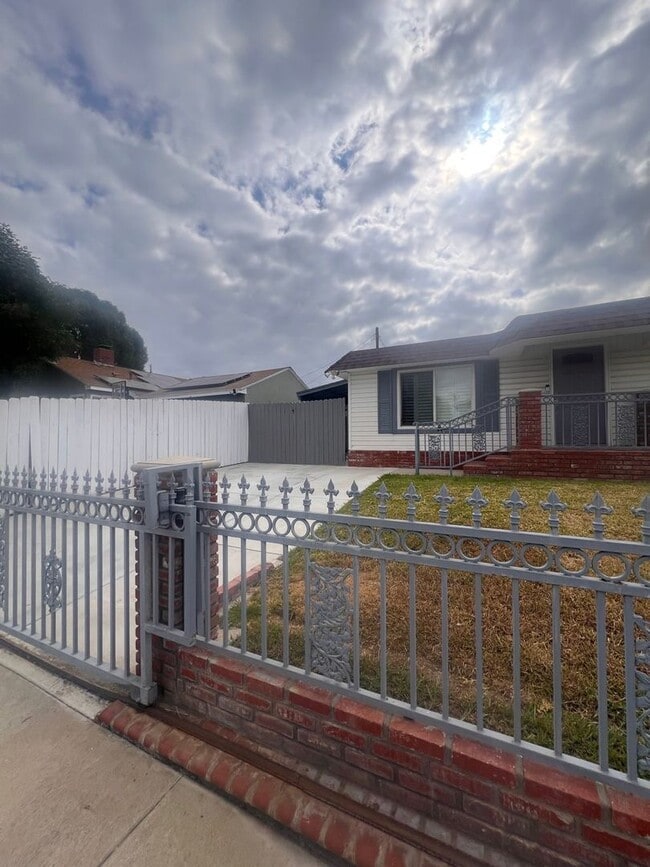 Building Photo - Beautiful 3 Bed / 2 Bath Home with Detached Bonus Space