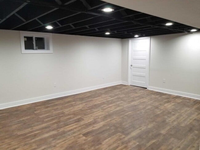 Building Photo - 6000 Metcalf Ln