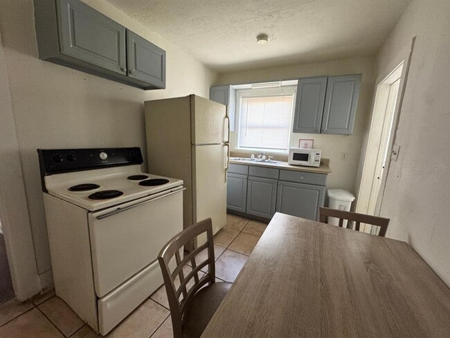 Building Photo - 728 Columbia St