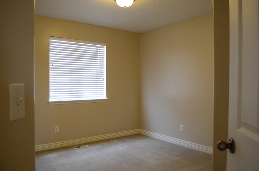 Building Photo - 152 S 1100 W