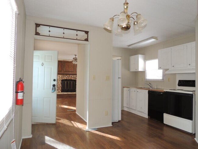 Building Photo - 965 Weems Chapel Rd