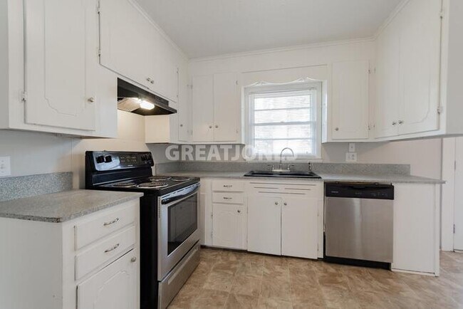 Building Photo - 2136 Robin Rd