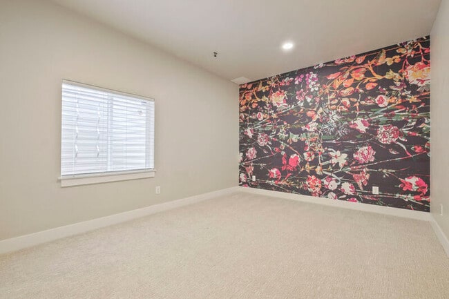 Building Photo - 5839 Yancey Dr