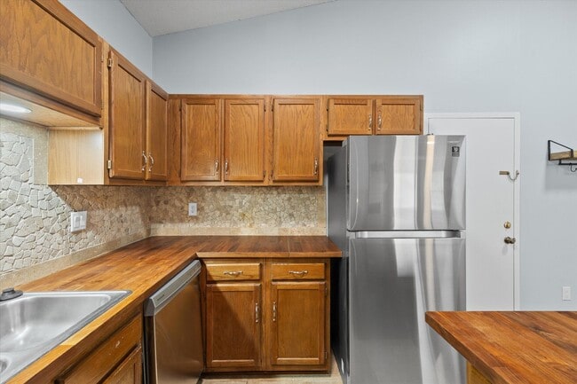 Building Photo - This beautifully maintained 2-bedroom, 2-bath 3rd Floor unit in Lake Wylie Woods is a Gem!