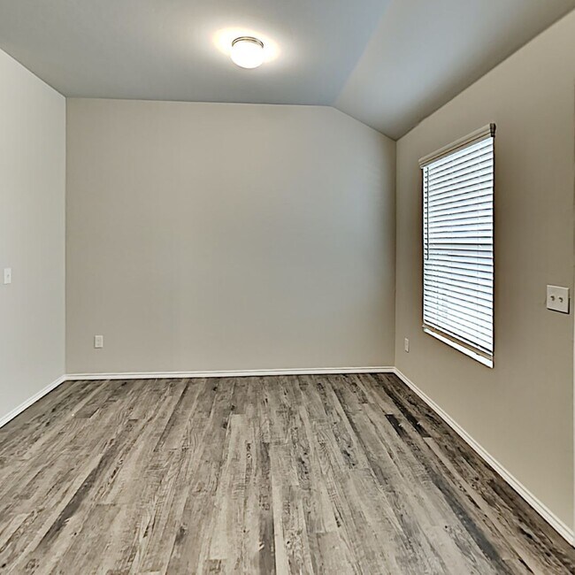 Building Photo - Very Nice 3 Bedroom 2 Bath Home in Yukon S...