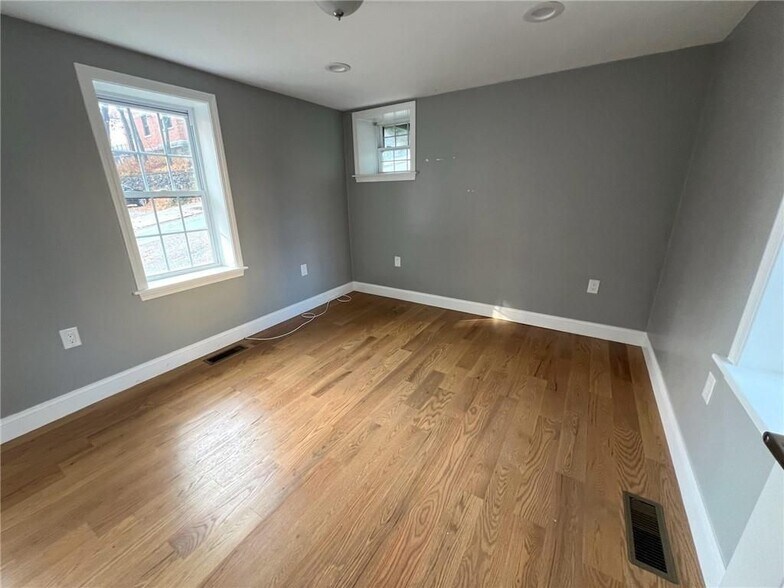 Building Photo - 5 Church St