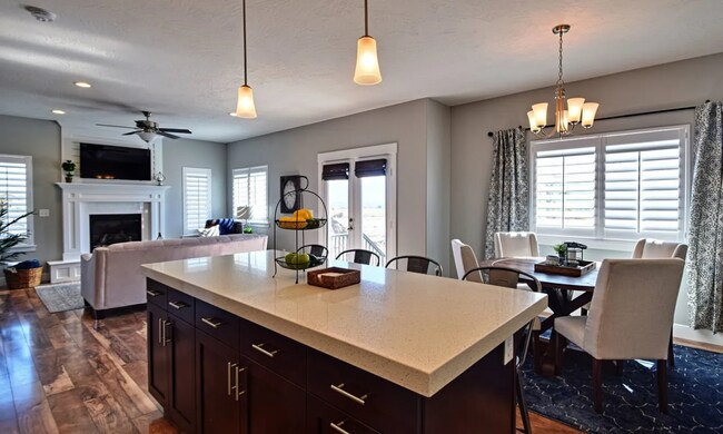 Building Photo - 4 bedroom/2.5 bathroom Townhome in Eagle Mountain