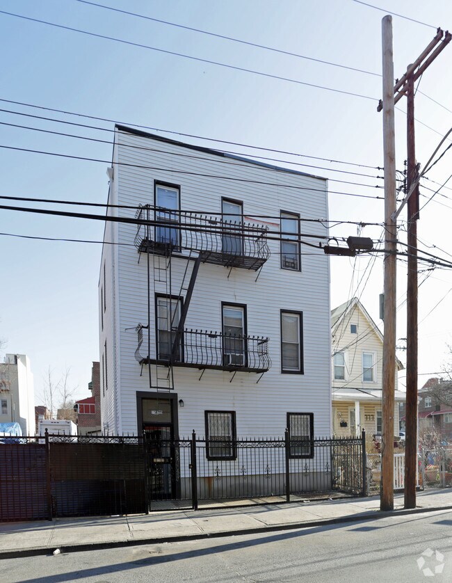 Primary Photo - 775 E 225th St