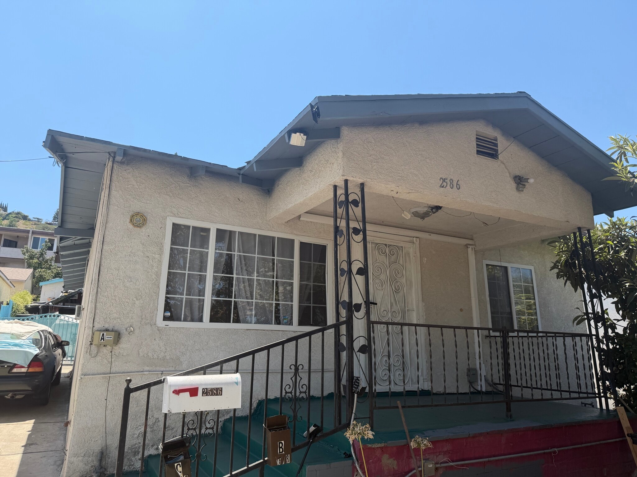 Building Photo - 2586 Loma Vista Dr