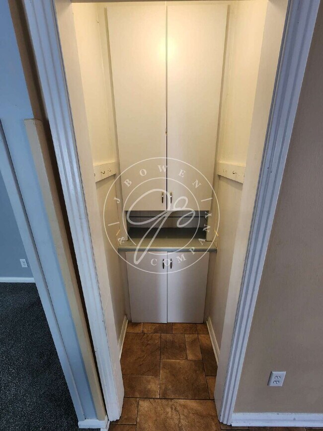 Building Photo - "Charming 2-Bedroom Haven on Luscombe Drive with Spacious 1105 sq ft Layout!"