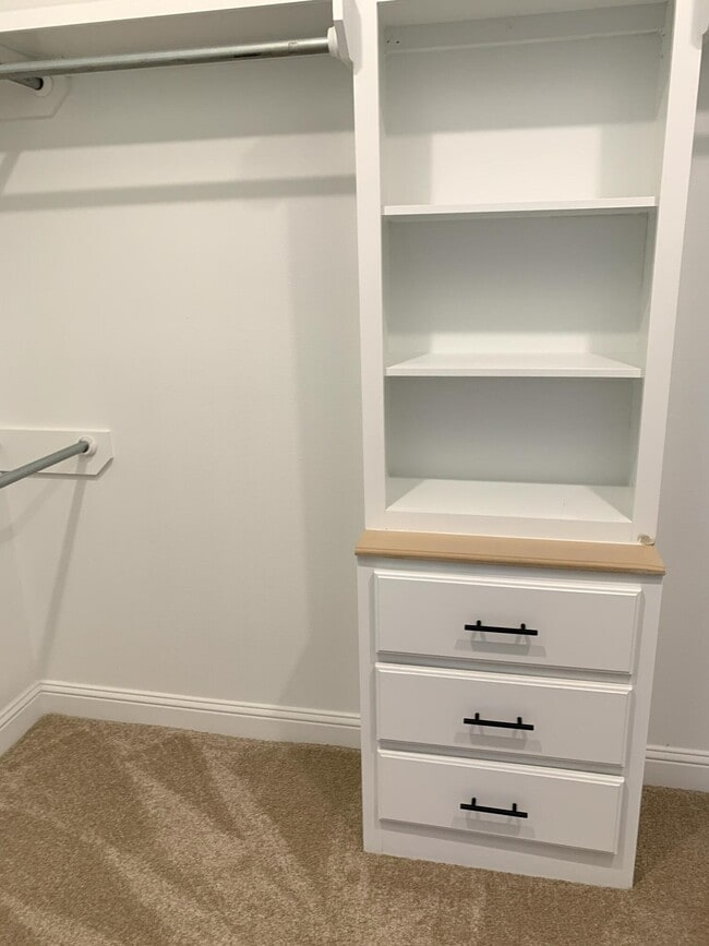 Building Photo - 1018 N Genoa Ave