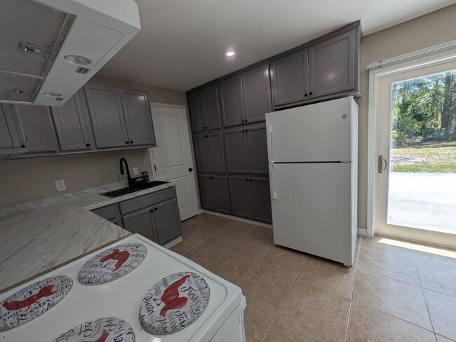 Building Photo - Crystal River 3/2/1 located near US 19 and...