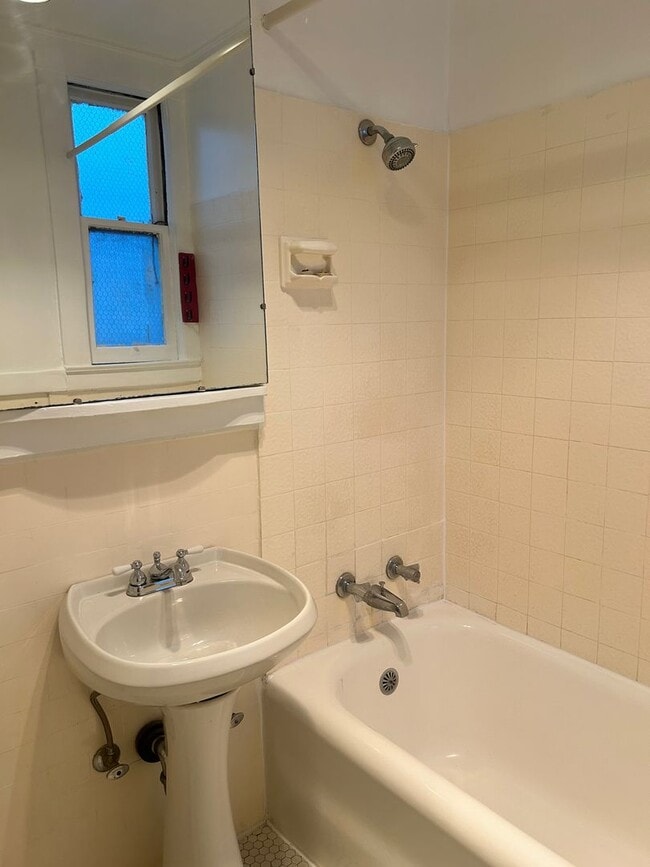 Building Photo - Russian Hill Large Studio Condo!