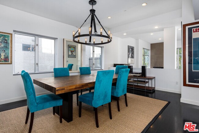 Building Photo - 900 N W Knoll Dr