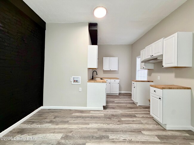 Building Photo - 1917 W Madison St