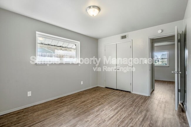 Building Photo - 3221 Beechwood Dr