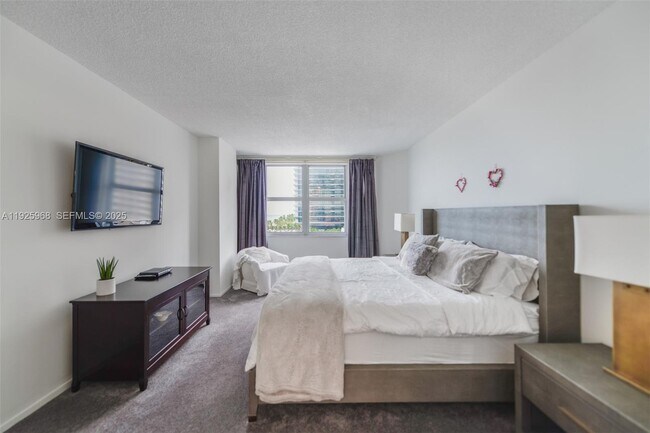 Building Photo - 1950 S Ocean Dr