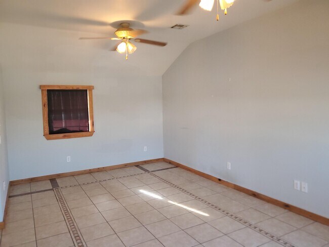 Building Photo - 2553 Everitt Dr