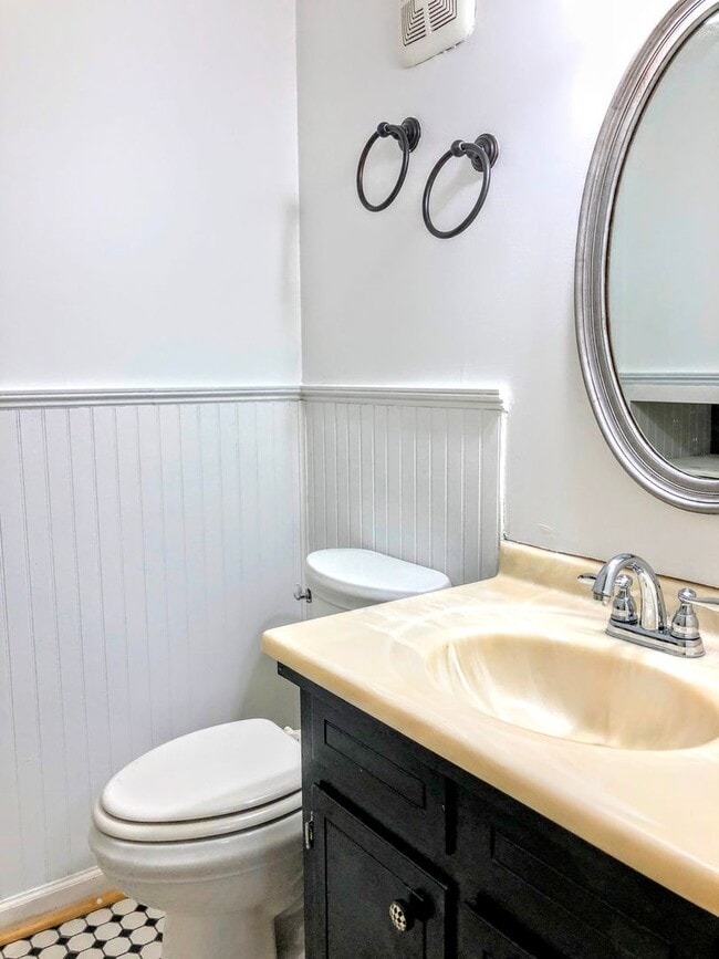 Building Photo - 3 bedroom 2.5 bathroom Home Near UGA and on the UGA Busline!