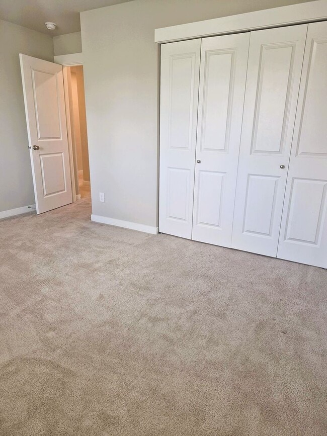 Building Photo - Beautiful 5BD/3BA home located in Rainer Ridge