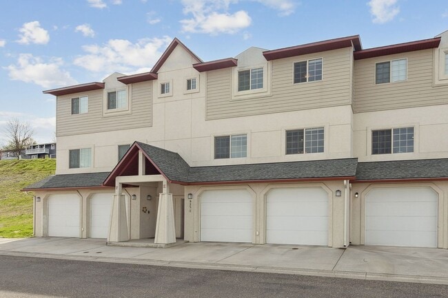 Building Photo - Spacious Sun-filled 3 bed 2.5 Bath Townhouse