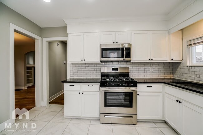 Building Photo - 727 Reinhard Ave