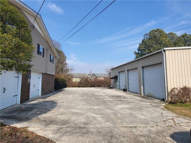 Building Photo - 6 Skyland Dr NW