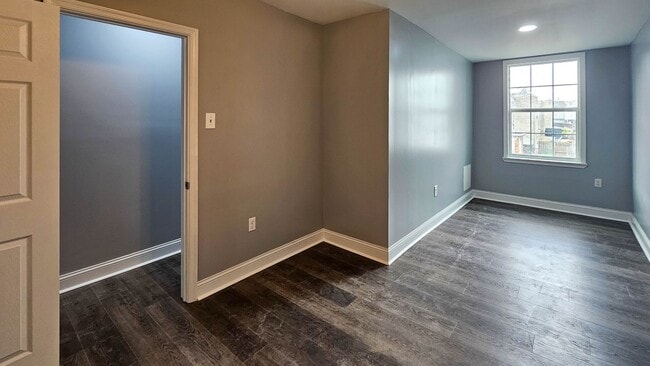 Building Photo - Must See!