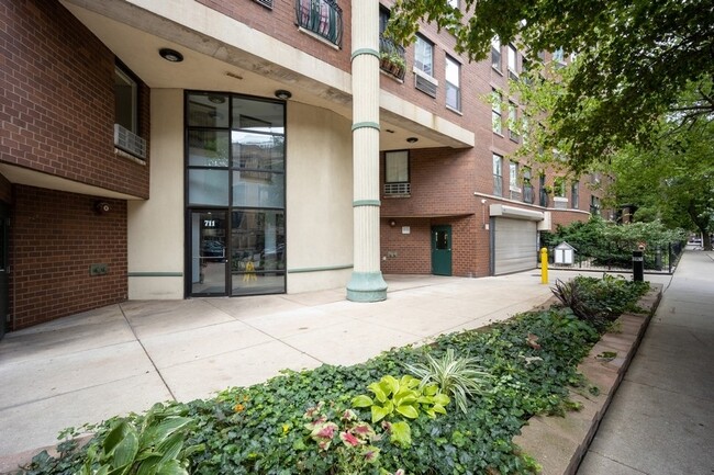 Building Photo - 711 W Gordon Ter