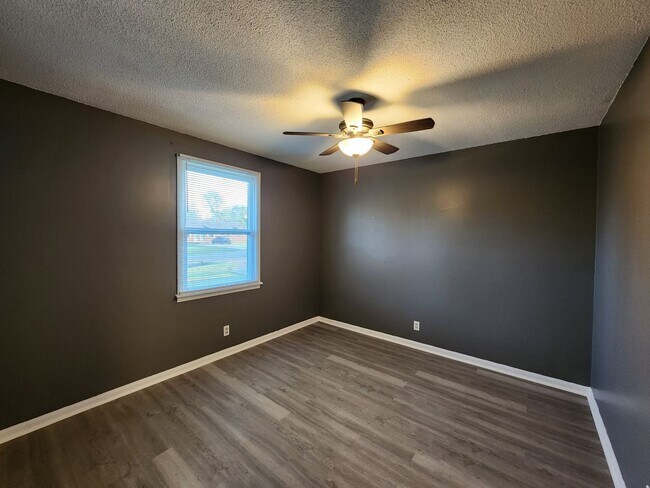 Building Photo - 108 Tandy Dr