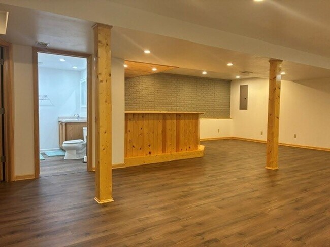 Building Photo - 1100 E Connie Ln