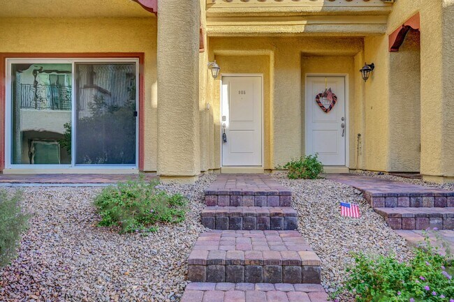 Building Photo - 3 Bedroom 2.5 Bath Townhome in Tuscany!