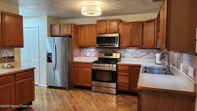 Building Photo - 3900 Ocala St