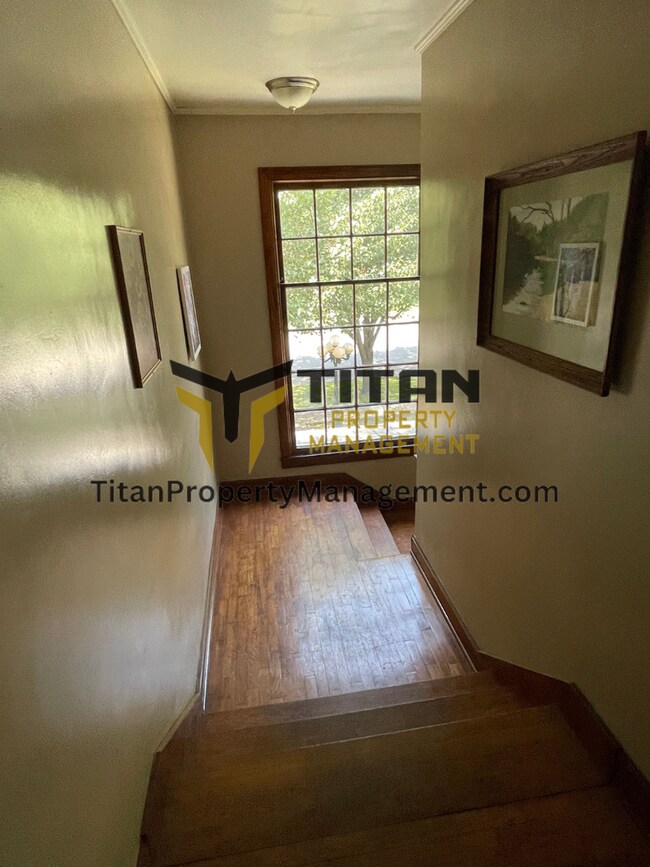 Building Photo - Charming Downtown Apartment